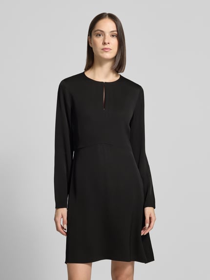 Frauenmodel trägt Minikleid mit Schlüsselloch-Ausschnitt von Selected, schwarz, glatte Textur, Damen Freizeitkleid, Ganzkörperansicht von vorne.