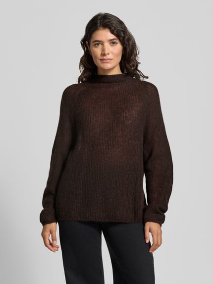 Frauenmodel trägt den Loose Fit Pullover aus Alpaka-Mix Modell 'Fewena' von BOSS in dunklem Braun mit weicher Textur, Ganzkörperansicht von vorne, Damen Pullover von BOSS.