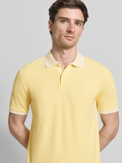 Männermodel trägt Modern Fit Poloshirt mit Stitching von Fynch-Hatton, gelb, reine Baumwolle, Polokragen, Nahaufnahme Oberkörper
