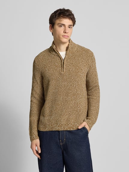 Männermodel trägt Regular Fit Troyer mit kurzem Reißverschluss Modell 'JOIN' von Only & Sons, grob gestrickt, melierte Optik, Ganzkörperansicht von vorne.