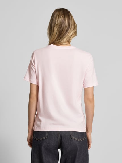 Frauenmodel trägt Regular Fit T-Shirt aus reiner Baumwolle Modell 'LUALAA EMBRO' von Armedangels in zartem Rosa, unifarben, Feinripp, kurzarm, Ganzkörperansicht Rückansicht.