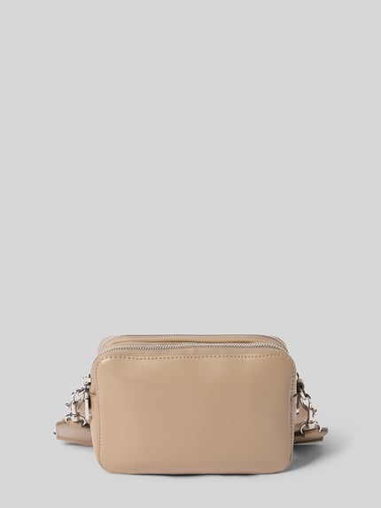 Produktfoto, Crossbody Bag mit Logo-Prägung Modell 'Webbing' von Calvin Klein, Leder-Optik in Beige, geteiltes Hauptfach mit Reißverschluss, verstellbarer und abnehmbarer Tragehenkel, Maße 18x12x6 cm, Länge Schulterriemen 75 cm.