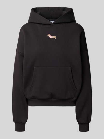 Produktfoto, Hoodie mit Motiv-Stitching und Känguru-Tasche von REVIEW aus Baumwoll-Mix im Regular-Fit, schwarze Farbe, glatte Textur.