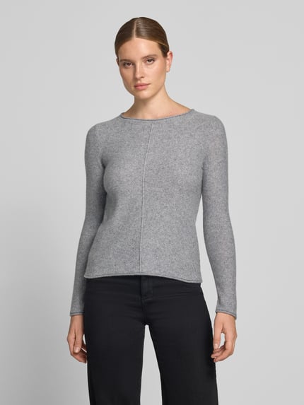 Frauenmodel trägt Regular Fit Longsleeve aus Kaschmir-Mix von Christian Berg Woman in Grau mit Ziernaht, Rundhalsausschnitt, Ganzkörperansicht von vorne.