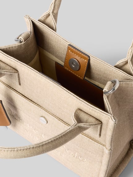 Produktfoto, beigefarbene Henkeltasche aus reiner Baumwolle mit Logo-Stitching von Marc O'Polo, sichtbare Struktur, Detailaufnahme