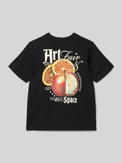 Produktfoto, T-Shirt mit Motiv-Print von Jack & Jones für Kinder aus reiner Baumwolle, schwarzer Stoff, farbig bedruckt, gerader Schnitt, Rundhalsausschnitt, Rückenlänge 54 cm bei Größe 140
