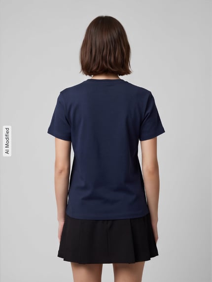 Frauenmodel trägt Regular Fit T-Shirt aus reiner Baumwolle Modell 'LOS' von Tom Tailor in Dunkelblau, glatte Struktur, Damen T-Shirt, Ganzkörperansicht Rückansicht, KI-modifiziertes Bild.