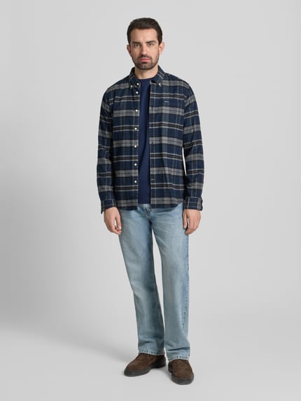 Männermodel trägt Longsleeve mit geripptem Rundhalsausschnitt von Christian Berg Men, Baumwoll-Mix, Regular Fit, Ganzkörperansicht von vorne.