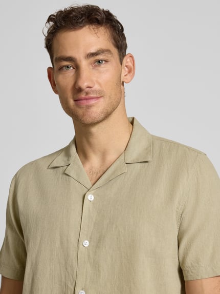 Männermodel trägt Relaxed Fit Freizeithemd aus Leinen-Baumwoll-Mix von Lindbergh in Beige mit Reverskragen, Knopfleiste, Nahaufnahme Oberkörper, Rückenlänge bei Größe M 76 cm, Schulterbreite 47 cm, Ärmellänge 25 cm.