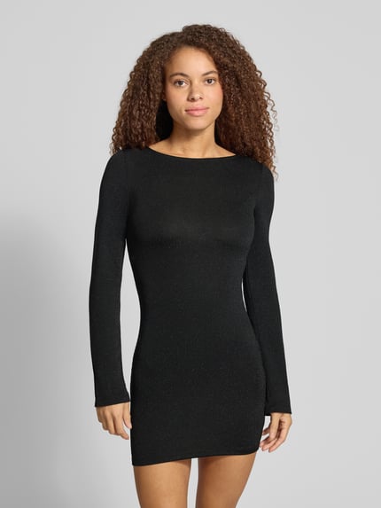 Frauenmodel trägt Minikleid mit glänzendem Finish von ONLY, Damen Freizeitkleid, schwarzer Ton, figurbetont, Ganzkörperansicht von vorne.