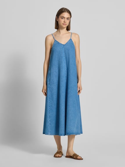 Frauenmodel trägt Relaxed Fit Jeanskleid aus reiner Baumwolle von Marc O'Polo Denim in Denim-Optik, Midi-Länge, V-Ausschnitt, Spaghettiträger, Ganzkörperansicht von vorne.