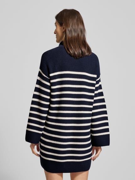 Vrouwenmodel draagt Mini-Strickkleid aus Woll-Kaschmir-Mix Modell 'AREENA' van Lauren Ralph Lauren in donkerblauw-wit gestreept, oversized, minilengte, col, ribboorden, context: dames tricotjurk, ruglengte maat S 83 cm, mouwlengte 67 cm, ganzkörperaanzicht achteraan.