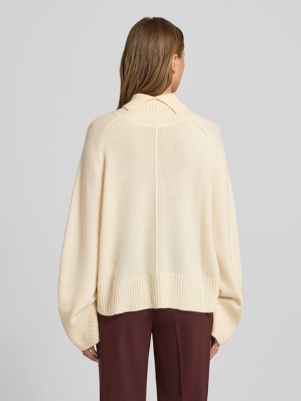 Frauenmodel trägt Regular Fit Rollkragenpullover aus reinem Kaschmir Modell 'FALONSO' von BOSS in Unifarben, Strick, Rückansicht.