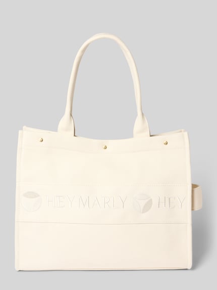 Produktfoto, Handtasche mit Logo-Stitching Modell 'Signature' von Hey Marly in Beige, Hauptfach mit Druckknopfverschluss, Reißverschlussfach, Breite 42 cm, Länge 31 cm, Tiefe 15 cm, Länge Schulterriemen 55 cm.