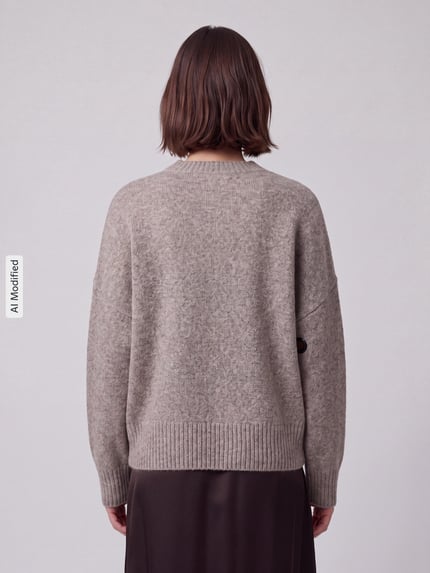 Vrouwenmodel draagt oversized pullover met wol model 'BOOM' van VERO MODA in beige tint, ribgebreide boorden, Dames pullover, volledige rugaanzicht, KI-modificeerd beeld