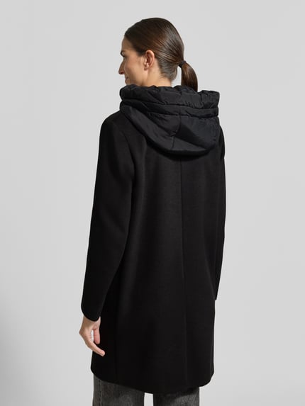 Männermodel trägt Regular Fit Mantel aus Viskose-Mix Modell 'MIRACLE' von CINQUE in Schwarz mit Kapuze, Rückenansicht, krój regular fit, długość pleców w rozmiarze 36: 91 cm, szerokość ramion w rozmiarze 36: 40 cm, szerokość klatki piersiowej w rozmiarze 36: 48 cm, długość rękawa w rozmiarze 36: 61 cm
