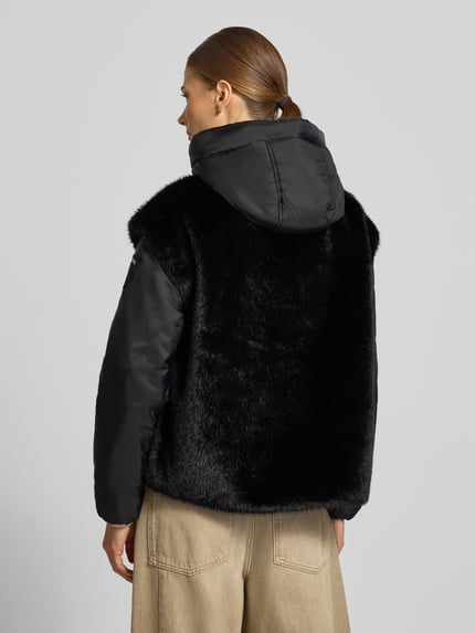 Frauenmodel trägt Regular Fit Jacke aus Kunstfell Modell 'JUNIPER' von Blauer USA in Schwarz mit Stehkragen, Rückenansicht, Detailaufnahme, Kontext: Kunstfell, Zweiwege-Reißverschluss, Rückenlänge 56 cm, Schulterbreite 55 cm, Brustweite 50 cm, Ärmellänge 56 cm.