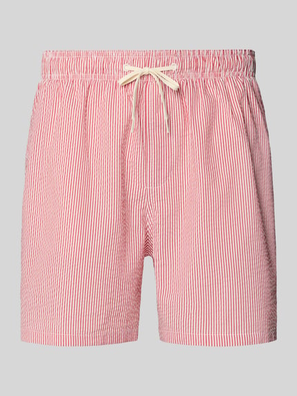 Produktfoto, Badehose mit Baumwoll-Anteil Modell 'COOPER' von SELECTED HOMME, Optik:Allover-Muster gestreift, elastischer Bund mit Tunnelzug, Gesäßtasche, Eingrifftaschen, rote und weiße Streifen, strukturierte Baumwoll-Textur.