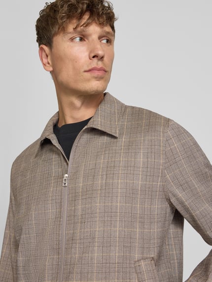 Mannelijk model draagt Blouson met Tweewegritssluiting model 'BARNABY' van Tiger Of Sweden in zuivere lamswol, straight fit, zicht op bovenlichaam schuin van voren.