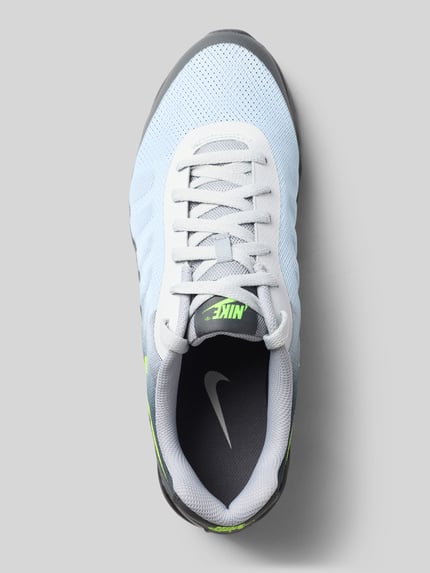 Produktfoto, Sneaker mit Logo-Print Modell 'Air Max Invigor' von Nike, weiße Mesh-Textur, grüne Details, profilierte Sohle, Schnürverschluss