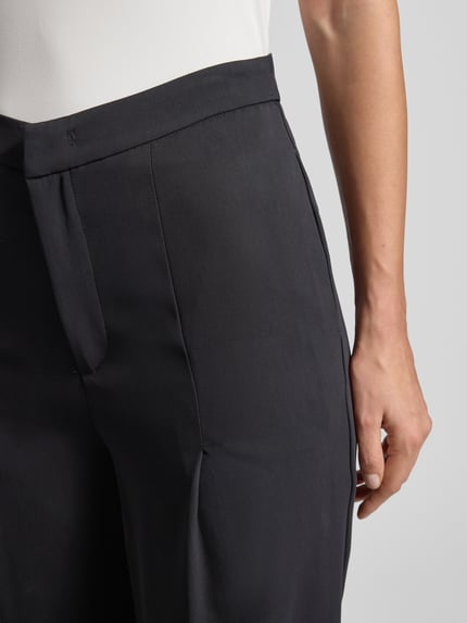 Kobieta nosi Wide Fit Stoffhose aus Viskose-Mix Modell 'Inga' od GUIDO MARIA KRETSCHMER WOMAN, elastyczny materiał, zbliżenie na biodra, zdjęcie z przodu.
