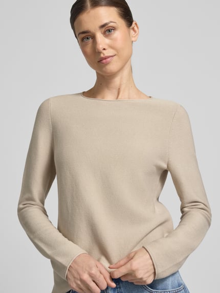 Frauenmodel trägt Regular Fit Strickpullover aus reiner Baumwolle von Marc O'Polo in Beige, unifarben, Rundhals, Nahaufnahme Oberkörper.