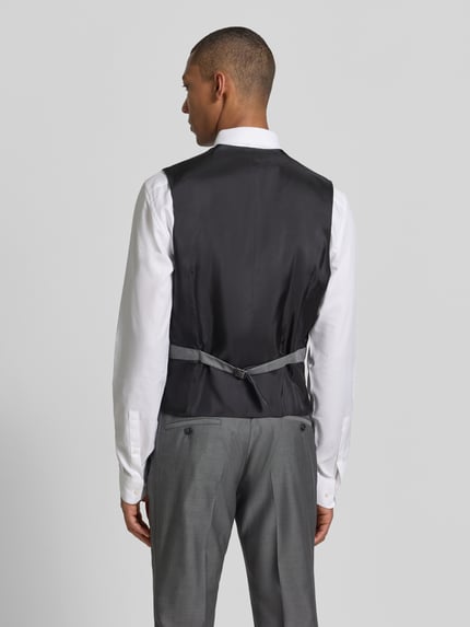 Männermodel trägt Regular Fit Weste aus reiner Schurwolle Modell 'Carlton' von CG - Club of Gents, Rückenansicht Ganzkörperansicht.