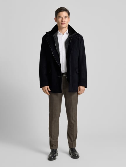 Männermodel trägt Wolljacke mit Stehkragen und Pattentaschen Modell 'Gary' von JOOP! Collection, Woll-Mix, Gerader-Schnitt, Ganzkörperansicht von vorne.