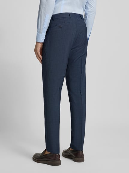 Männermodel trägt Regular Fit Anzughose mit Bügelfalten von bugatti, dunkelblauer Baumwoll-Mix, Gesäßtaschen, Rückansicht, Ganzkörperansicht.