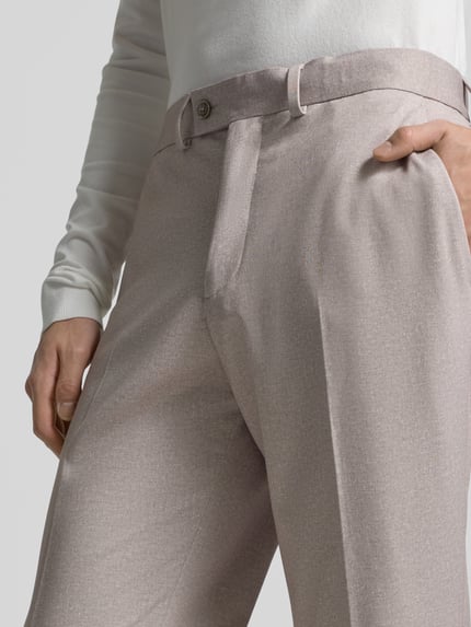 Mężczyznamodel nosi Stoffhose mit Gesäßtaschen od Christian Berg Men, prosty krój, zakładki, kieszenie francuskie i z tyłu, szary odcień, zapięcie na guzik i zamek, szerokość w rozmiarze 50: 35 cm, długość nogawki od wewnątrz: 82 cm, zbliżenie na górną część spodni