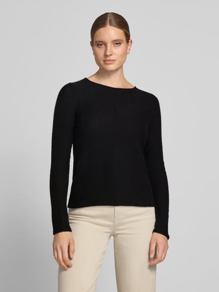 Frauenmodel trägt Regular Fit Longsleeve aus Kaschmir-Mix von Christian Berg Woman in Schwarz mit Ziernaht und Rundhalsausschnitt, Ganzkörperansicht von vorne.