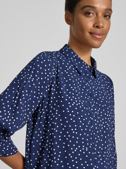 Frauenmodel trägt Regular Fit Bluse aus Viskose mit 3/4-Arm Modell 'Bono' von LOLLYS LAUNDRY, dunkelblau mit Allover-Look und weißen Punkten, Hemdblusenkragen und Knopfleiste, reine Viskose, Nahaufnahme Oberkörper.