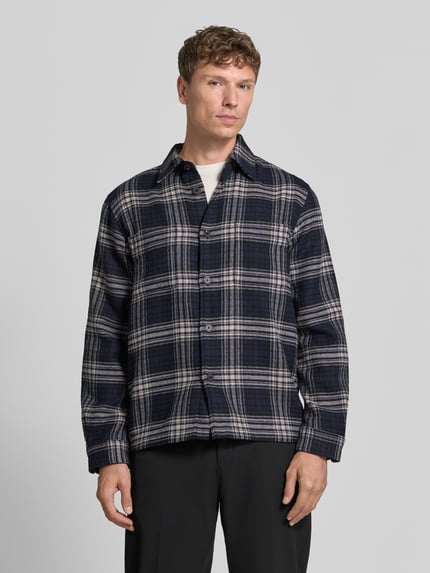 Männermodel trägt 'Hemdjacke mit durchgehender Knopfleiste' von Selected Homme, wzór w kratę, matowy materiał, całkowity widok z przodu