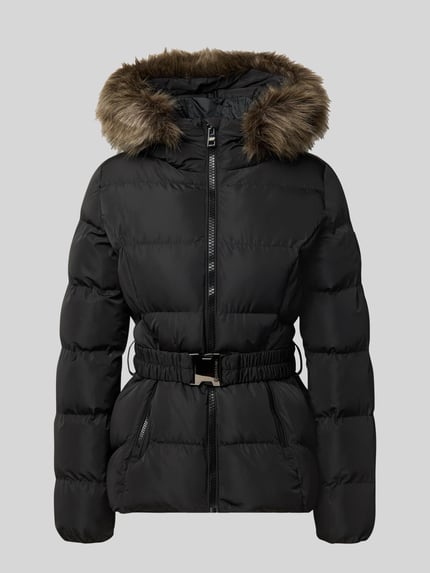 Produktfoto, Mantel in Stepp-Optik Modell 'FUJI' von Superdry mit Kunstfellbesatz und Gürtel, schwarze Farbe, taillierte Passform