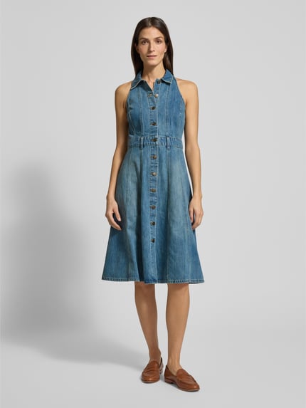 Frauenmodel trägt Jeanskleid mit Knopfleiste Modell 'CALUNA' von Lauren Ralph Lauren aus Baumwoll-Lyocell-Mix, A-Linie, Midikleid, Hemdblusenkragen, mittleres Blau, Ganzkörperansicht von vorne.