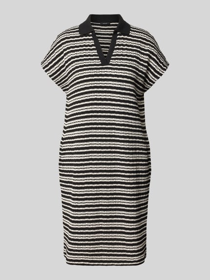 Produktfoto, Relaxed Fit Kleid in Strick-Optik Modell 'Wary' von OPUS mit Material-Mix und Baumwoll-Anteil, schwarz-weißes Streifenmuster, Tunika-Ausschnitt, Umlegekragen, knielang, kurzärmelig.