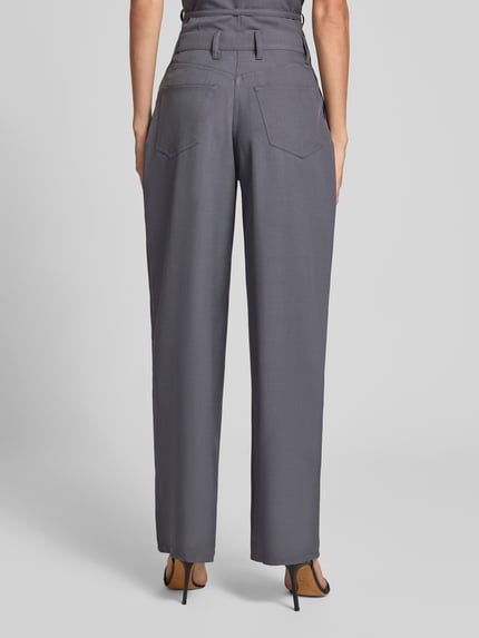 Frauenmodel trägt Wide Fit Stoffhose mit Bundfalten Modell 'Harper' von Samsøe Samsøe in Grau, elastischer Material-Mix, Ganzkörperansicht Rückansicht.