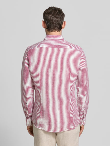 Männermodel trägt Slim Fit Business-Hemd mit Kentkragen von SEIDENSTICKER aus reines Leinen im Allover-Look, Ganzkörperansicht Rückansicht. Rückenlänge 76 cm, Schulterbreite 40 cm, Ärmellänge 76 cm, Größe 40.