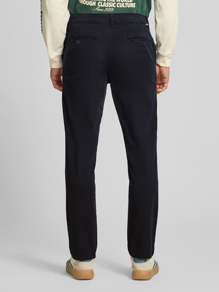 Männermodel trägt Straight Fit Chino mit Eingrifftaschen Modell 'Vance' von Jack & Jones in Dunkelblau, Baumwoll-Mix, Ganzkörperansicht Rückansicht.