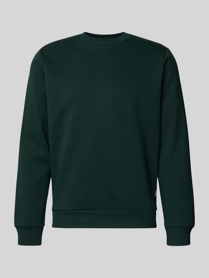 Produktfoto, Regular Fit Sweatshirt mit Baumwoll-Anteil Modell 'Bradley' von JACK & JONES in dunklem Grün, glatte Textur, lange Ärmel, Rundhalsausschnitt, gerippte Bündchen, dezentes Logo-Label, Material-Mix, klassische Form, Herren Sweatshirt