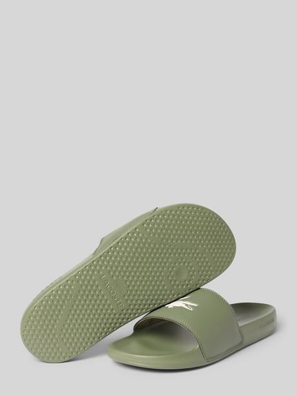 Produktfoto, Badeschuhe mit Logo-Print Modell 'SERVE SLIDE 0.0' von Lacoste, oliwkowy kolor, okrągły nosek, płaska podeszwa, strukturalna podeszwa