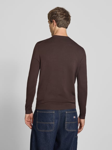 Männermodel trägt braunen Regular Fit Pullover aus viscosemix Modell 'WYLER' von ONLY, Heren pullover, Ganzkörperansicht Rückansicht.