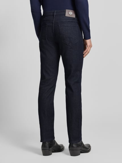 Männermodel trägt Straight Fit Jeans mit 5-Pocket-Design Modell 'Fortress' von JOOP! Collection, Baumwoll-Mix, Gerader-Schnitt, Dunkelblau, Ganzkörperansicht Rückansicht.