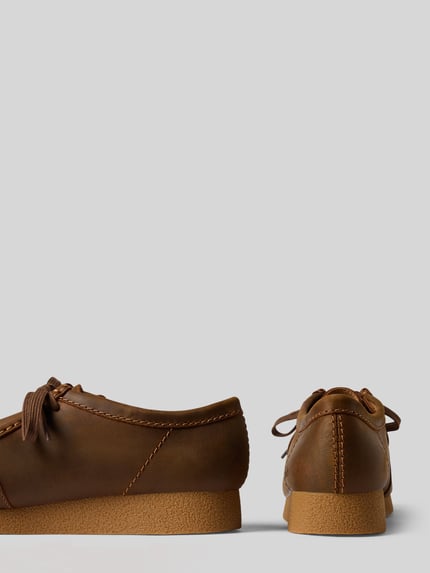 Produktfoto, Loafer mit Schnürverschluss von Clarks in Braun, strukturierte Sohle, Ziernähte, abgerundete Form, Label-Prägung, Schafthöhe 7 cm, Schaftweite 12 cm, Absatzhöhe 3 cm.