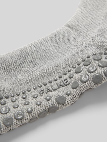Produktfoto, Socken mit geripptem Abschluss von Falke aus Baumwoll-Woll-Mix mit Stretch-Anteil, Anti-Rutsch-Besatz, grau, strukturierte Oberfläche.