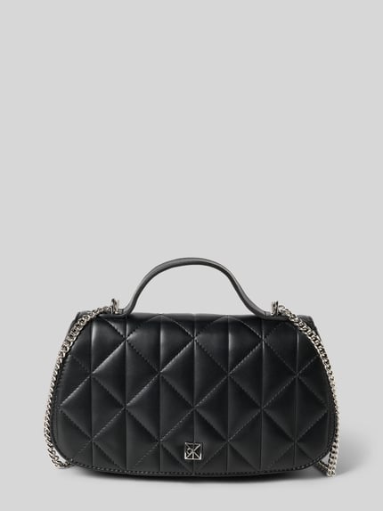 Produktfoto, czarna Torba na ramię z aplikacją z logo w stylu quilted, efekt łańcuszka, główna przegroda z klapką, od CK Calvin Klein, szerokość 26 cm, długość 15 cm, głębokość 6 cm, długość paska 112 cm