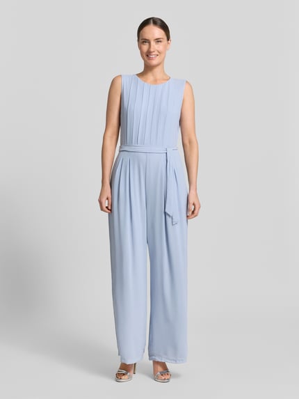 Frauenmodel trägt Regular Fit Jumpsuit mit Viskosefutter von s.Oliver BLACK LABEL in Optik: Unifarben, Chiffon Materialverarbeitung, Ganzkörperansicht von vorne.