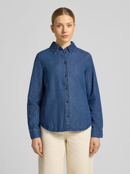 Frauenmodel trägt Regular Fit Jeanshemd aus Baumwoll-Lyocell-Mix Modell 'AURELAA' von Armedangels in Denimoptik, Ganzkörperansicht von vorne.