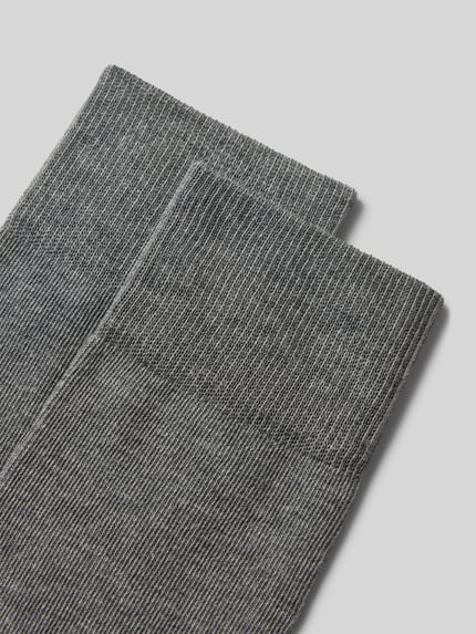 Productfoto, Socken im 2er-Pack von FALKE in grijs, katoenmix, brede comfortband, versterkte hiel en teen, model Happy, textuur close-up.