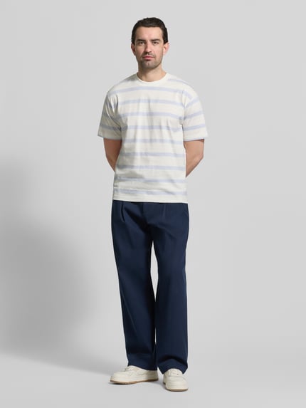 Männermodel trägt T-Shirt mit geripptem Rundhalsausschnitt von MCNEAL, weiß mit hellgrauen Streifen, Regular Fit, Ganzkörperansicht von vorne